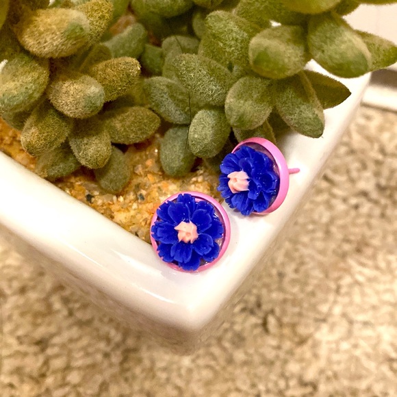 5/$15 💐🆕Blue Flower 12mm Handcrafted Resin Earrings - Picture 1 of 2